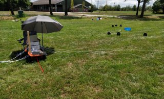 De eerste veldproeven met de innovatieve bemestingstechniek laten een verlaging van de ammoniakemissie richting 50% zien, zonder schade aan de zode of het gewas.