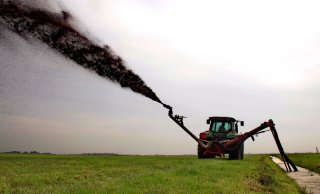 Figuur 3: Baggeren met een baggerspuit brengt 'verloren' meststoffen terug op het land. 