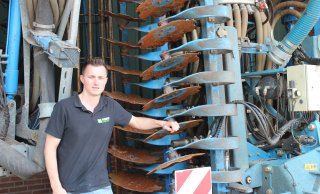 Han Kuunders van Loonbedrijf Kuunders uit Deurne ervaart dagelijks de druk op de mestmarkt. Naast het loonbedrijf heeft Kuunders ook een transporttak, een mestverwerking en een akkerbouwtak.