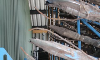 De Bomech bouwlandbemester is voorzien van extra tanden om de meststroken met grond af te dekken, zodat de ammoniak niet vervliegt en de stikstof voor het gewas behouden blijft.