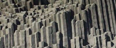 Basaltgesteente komt veel voor als ‘zuilen’ en wordt onder andere gebruikt om steenwol van te maken. Bron: Valery Kraynov/Shutterstock.com