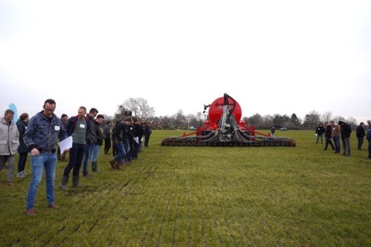 Volop belangstelling tijdens de eerste demo rondom bemestingstechnieken op Agro-innovatiecentrum  De Marke