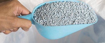 Delfstoffen worden vanuit de mijnbouw verscheept naar kunstmestproducenten die er hoge kwaliteit (zeer zuivere) meststoffen van kunnen maken. Voor de glastuinbouw zijn veel van deze meststoffen ook oplosbaar gemaakt zodat ze met het irrigatiewater mee te geven zijn aan het gewas. Bron: Vaakim/Shutterstock.com