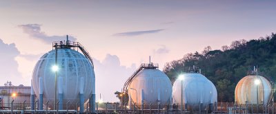 Deze opslagtanks bevatten aardgas; nu nog een voorname bron van energie en CO2 voor de glastuinbouw. Maar ook aardgas is een eindige grondstof en dus moet er over alternatieven worden nagedacht. Bron: tonton/Shutterstock.com