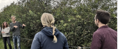 Jan en Janneke Woudstra laten zien hoe ze invullingen geven agroforestry op hun bedrijf d.m.v. een voederhaag. 